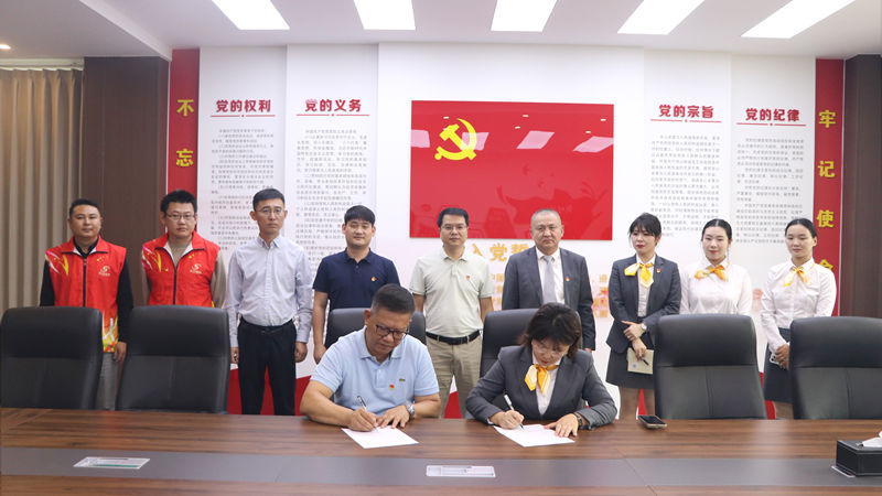 濟寧華都與濟寧高新區(qū)實驗學(xué)校開展黨建聯(lián)建合作暨國旗護衛(wèi)隊服裝捐贈活動